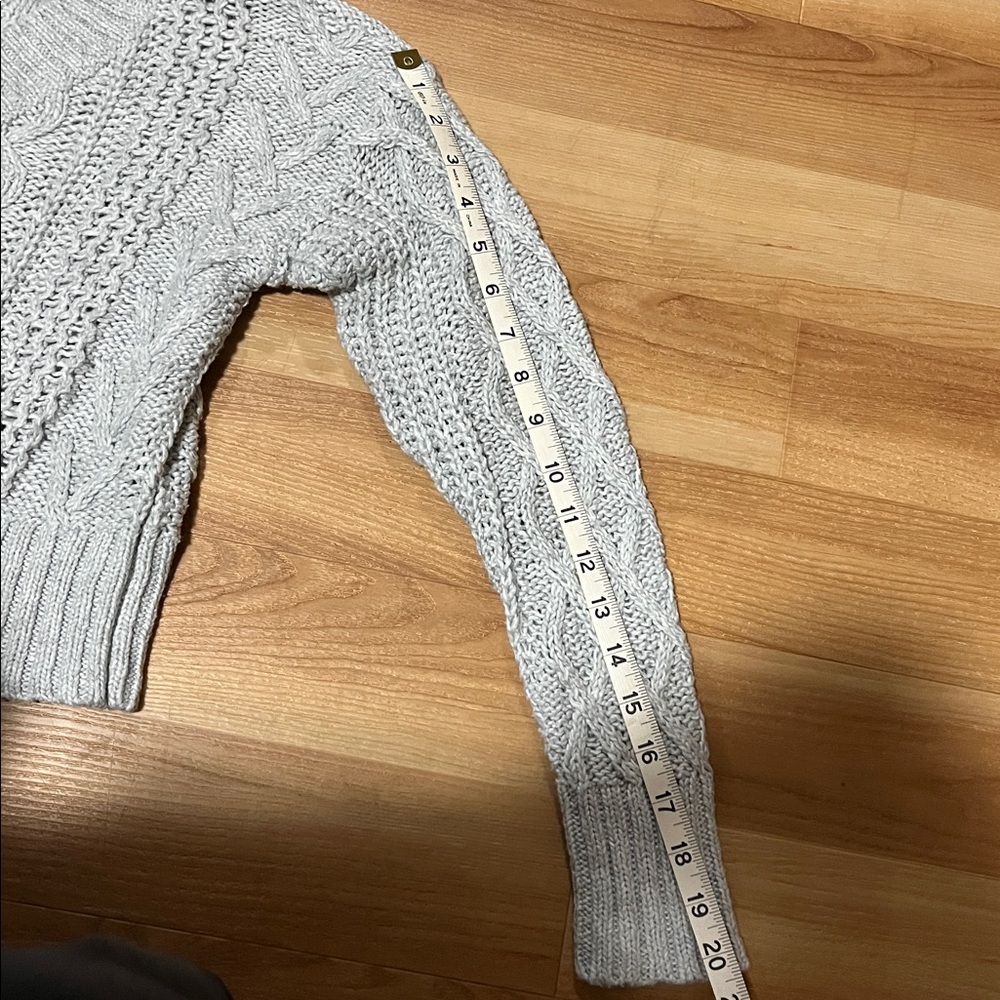 American Eagle Outfitters Light Gray V-Neck Sweater - Picture 5 of 5